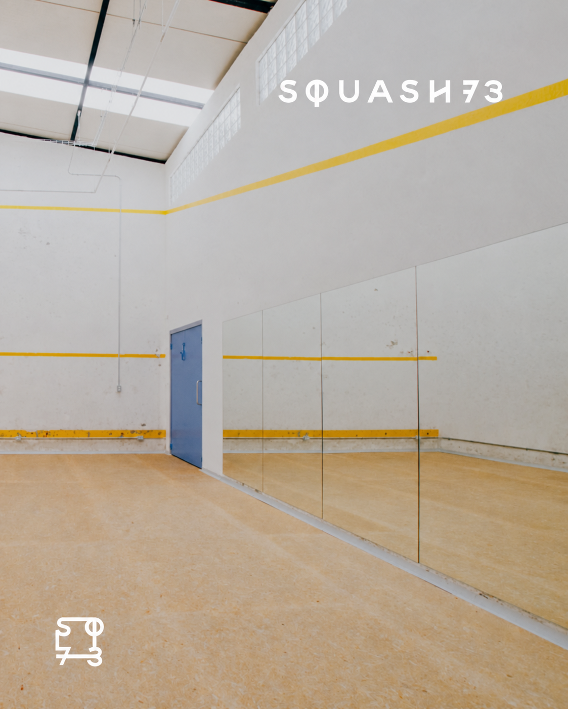 Sala de ensayo de Squash 73 con espejos, líneas amarillas y el logotipo del estudio