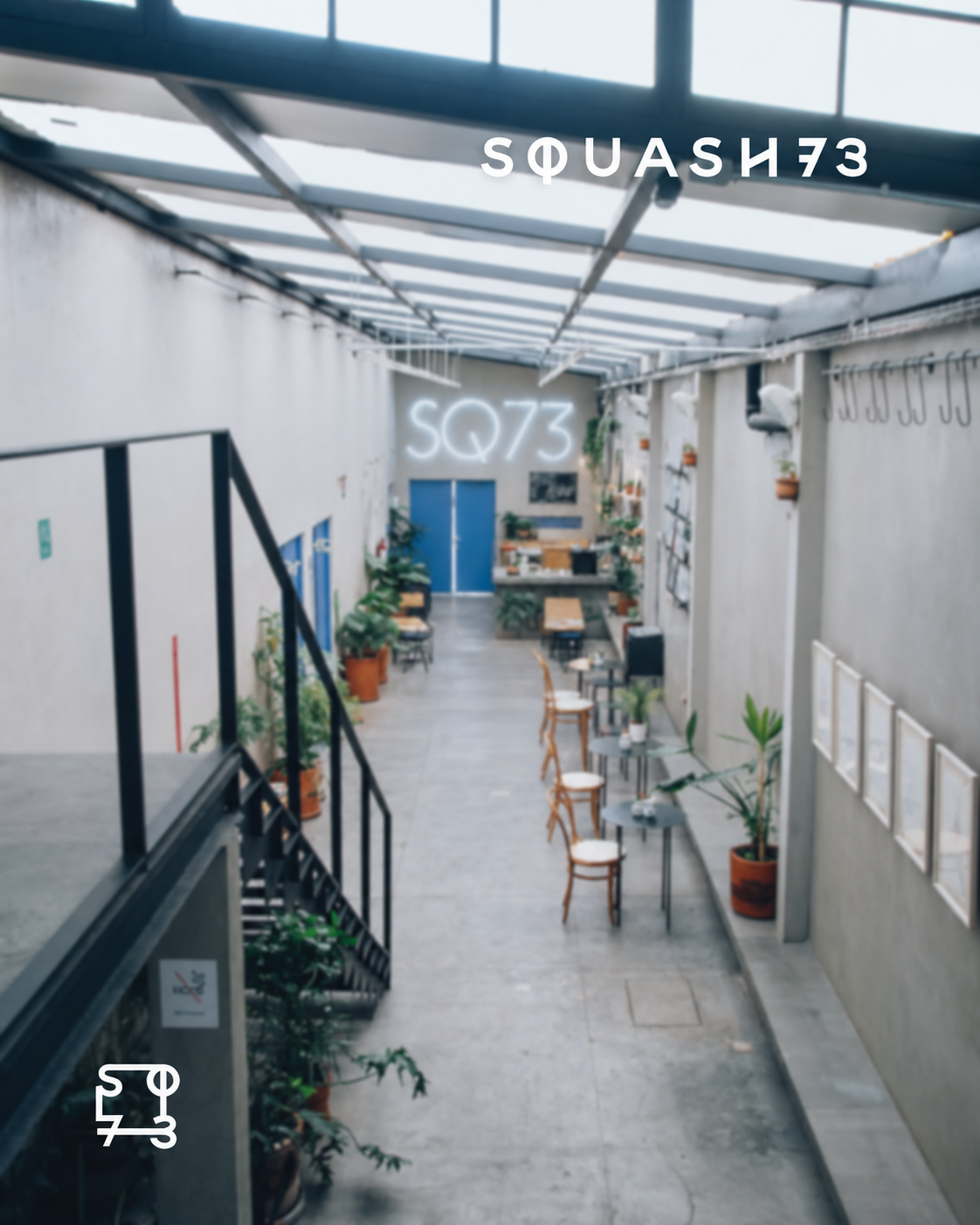 Patio y galería de Squash 73 con corredor cubierto, plantas y mesas